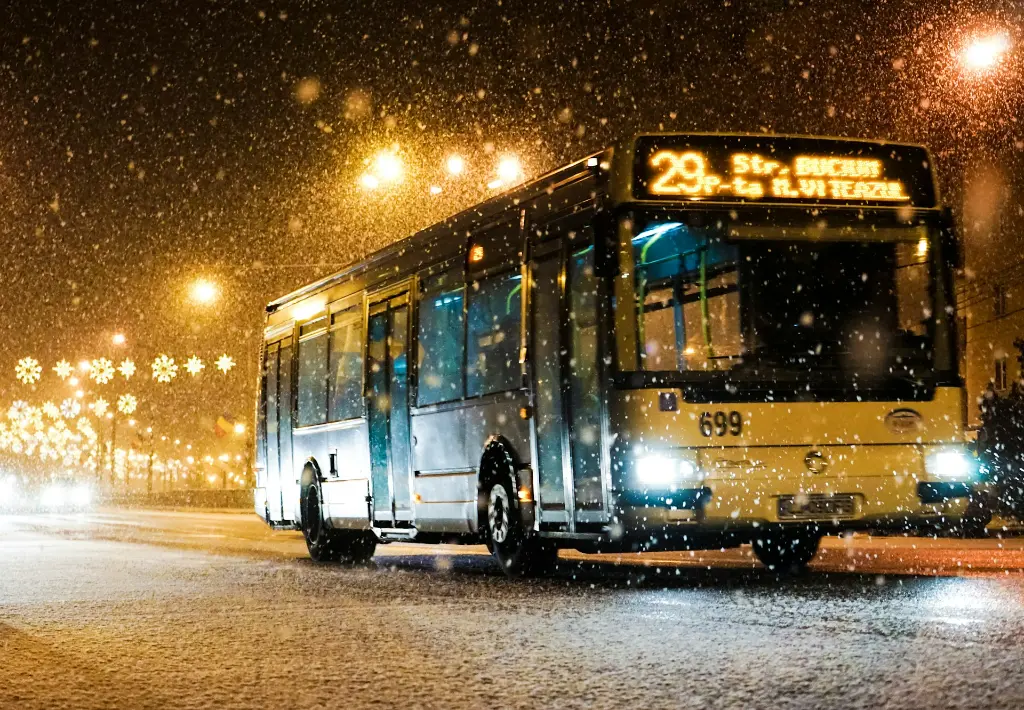 unsplash_0PNVrbI7bZM_bus.jpg.jpg.webp