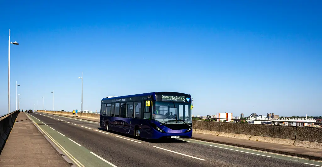 unsplash_A3xpZYjAZyk_bus.webp