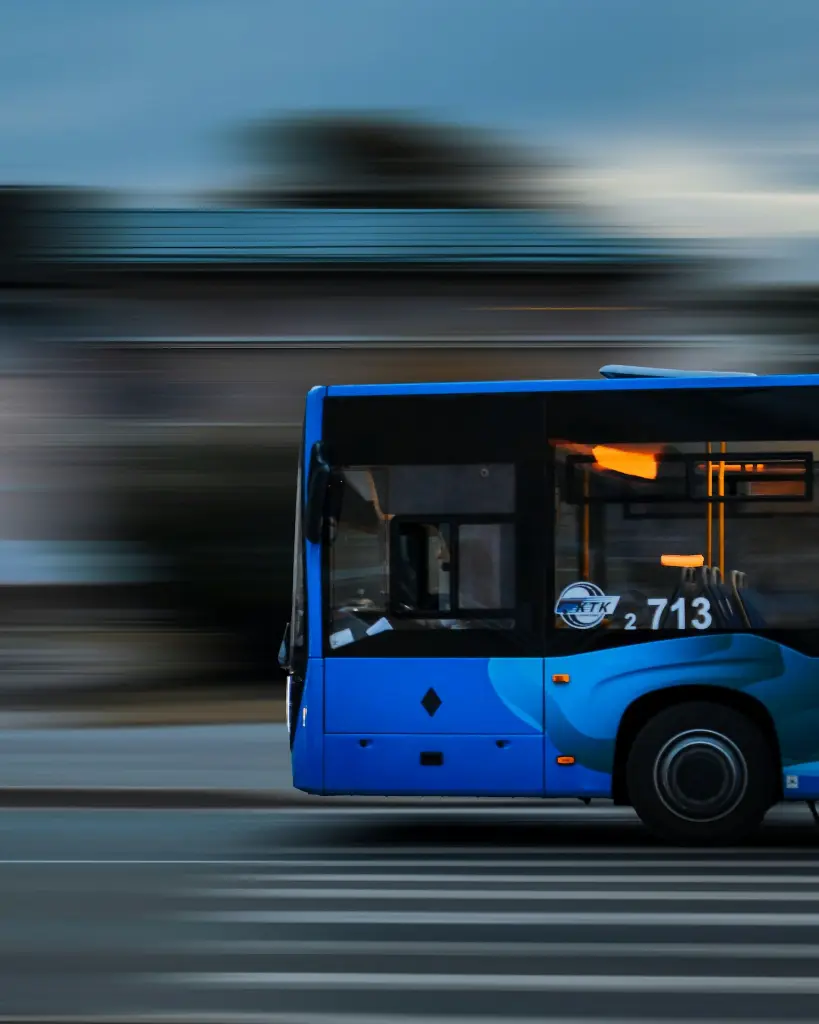unsplash_RlHI0cCNThY_bus.webp