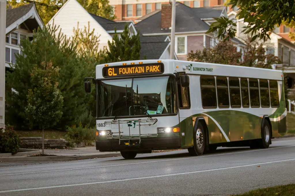unsplash_XrmXmiY58T4_bus.jpg.jpg.jpg.jpg.jpg.jpg.webp