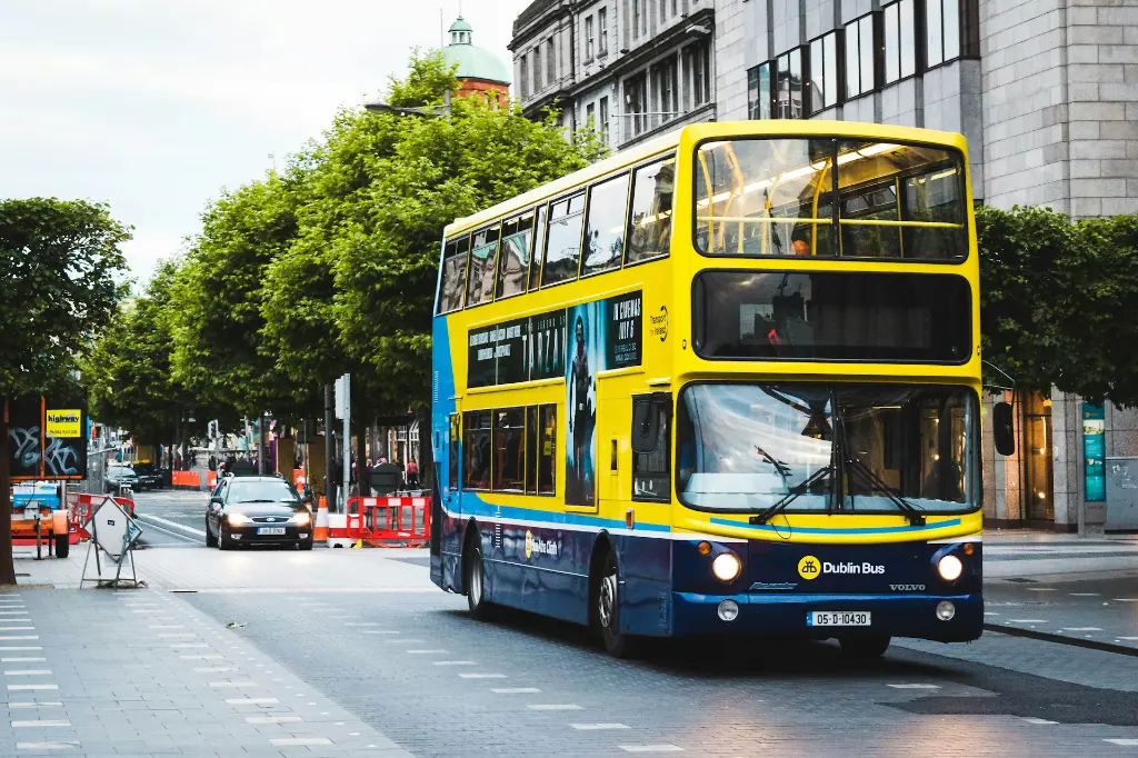 unsplash_qwFqw0EVyuM_bus.jpg.jpg.jpg.jpg.webp
